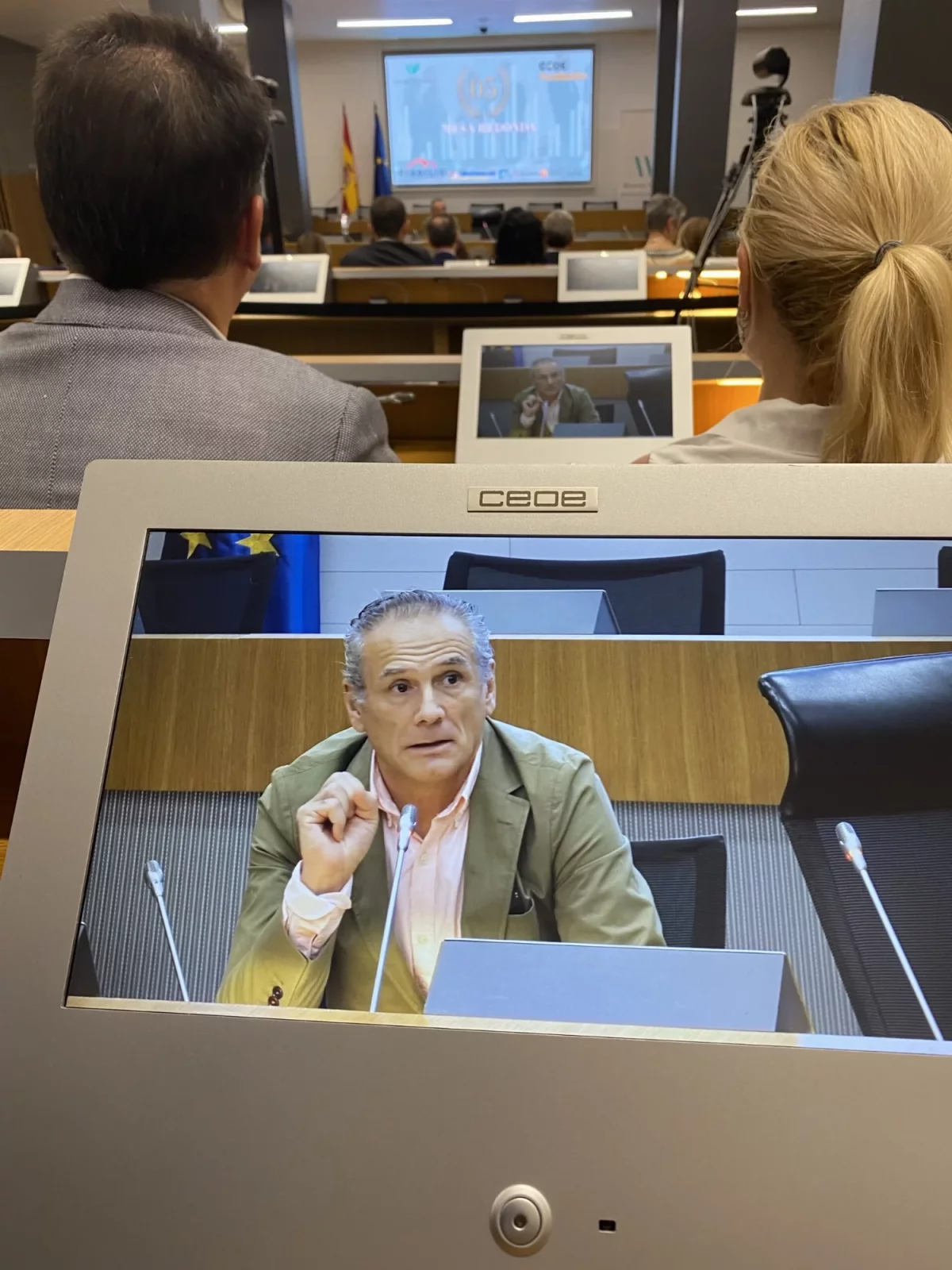 Pantalla de la sala de la CEOE con la intervención de José Antonio García de Leániz durante la mesa redonda